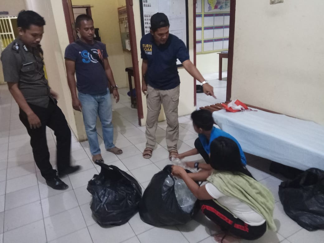 Pasukan Polsek Tempilang geledah dan  Amankan Miras Jenis Arak dirumah  Andi (37)
