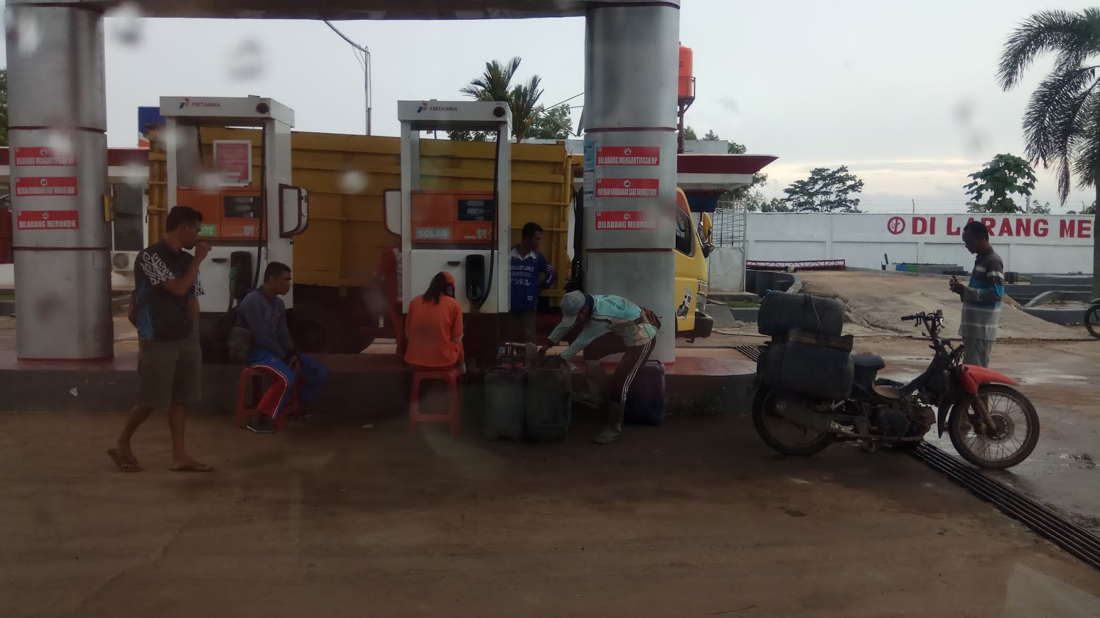 MIRIS..!! DIDUGA SPBU  NO 24.345.88  UTAMAKAN PENGISIAN RATUSAN JERIGEN