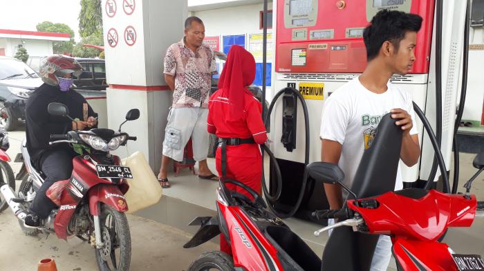 Petugas SPBU Pelalawan Jual BBM  Premium Subsidi Pada Pengecer Pakai Jereken Degan Harga Tinggi Sehingga Setiap Hari Warga Tidak Dapat Perium. 