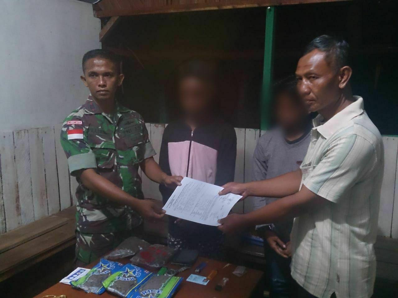 2 Oknum Pemuda Diamankan Satgas 501 Kostrad Saat Bawa Ganja