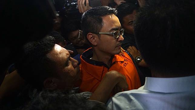Breaking news, Gubernur Provinsi Jambi, Zumi Zola Zulkifli  Resmi Berbaju Oren alias Di kerangkeng KPK 