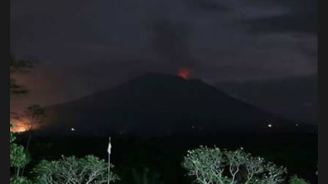Gunung Agung Bali Kembali Keluarkan Sinar Api Malam ini