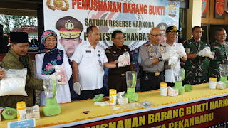 Polresta  pekanbaru musnahkan barang bukti shabu dan pil ekstasy.
