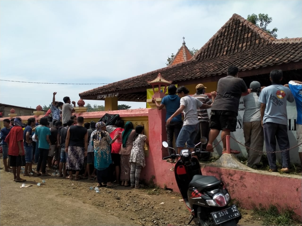 Tercium Ada Permainan Dana Bansos, Warga Desa Curahtulis Kecamatan Tongas Geruduk Kantor Desa .