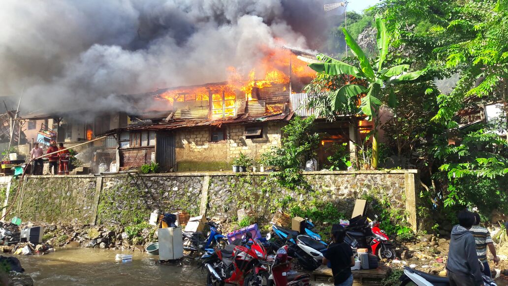LUPA PADAMKAN SETRIKAAN, PEMICU MUSIBAH KEBAKARAN HEBAT DIBOGOR..