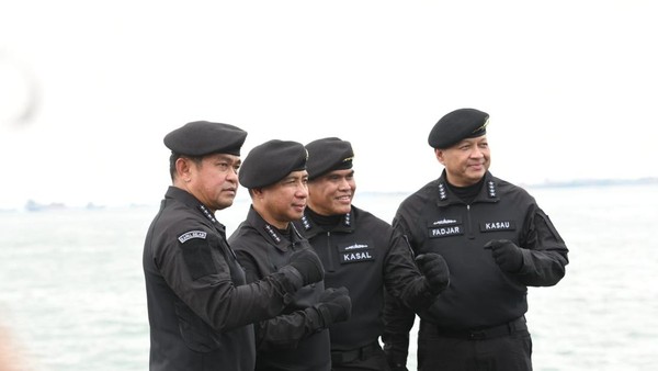Panglima Jadi Warga Kehormatan TNI AL, Dianugerahi Brevet Hiu Kencana