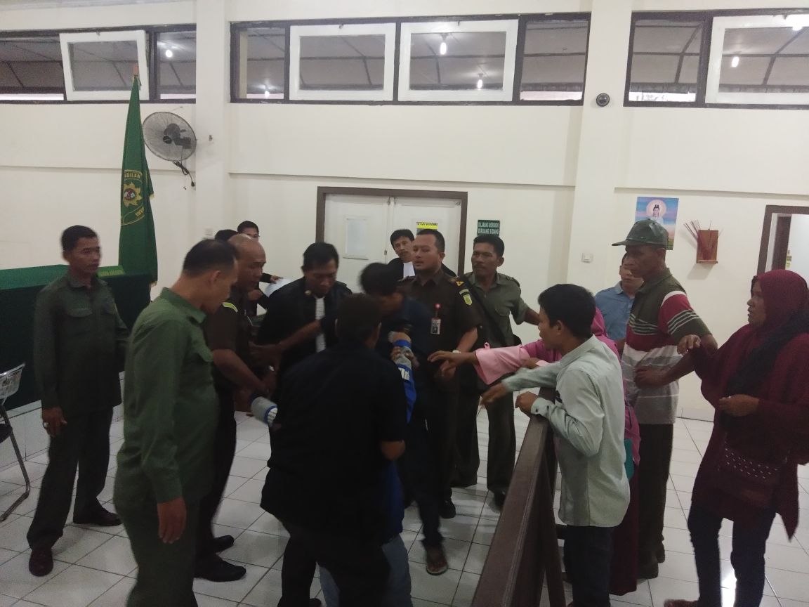 Tidak Terima Divonis 13 Tahun Terdakwa dan Keluarga Pembunuh Chika Mengamuk 