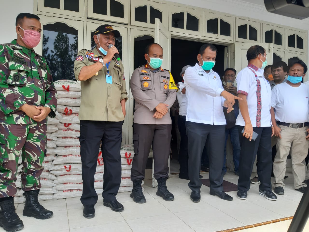 Pemkab Toba Distribudikan Sembako ke Warga terdampak Covid-19