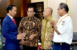 Presiden Republik Indonesia Jokowi Datang, warga suka Bumi menyemut antusias menyambut