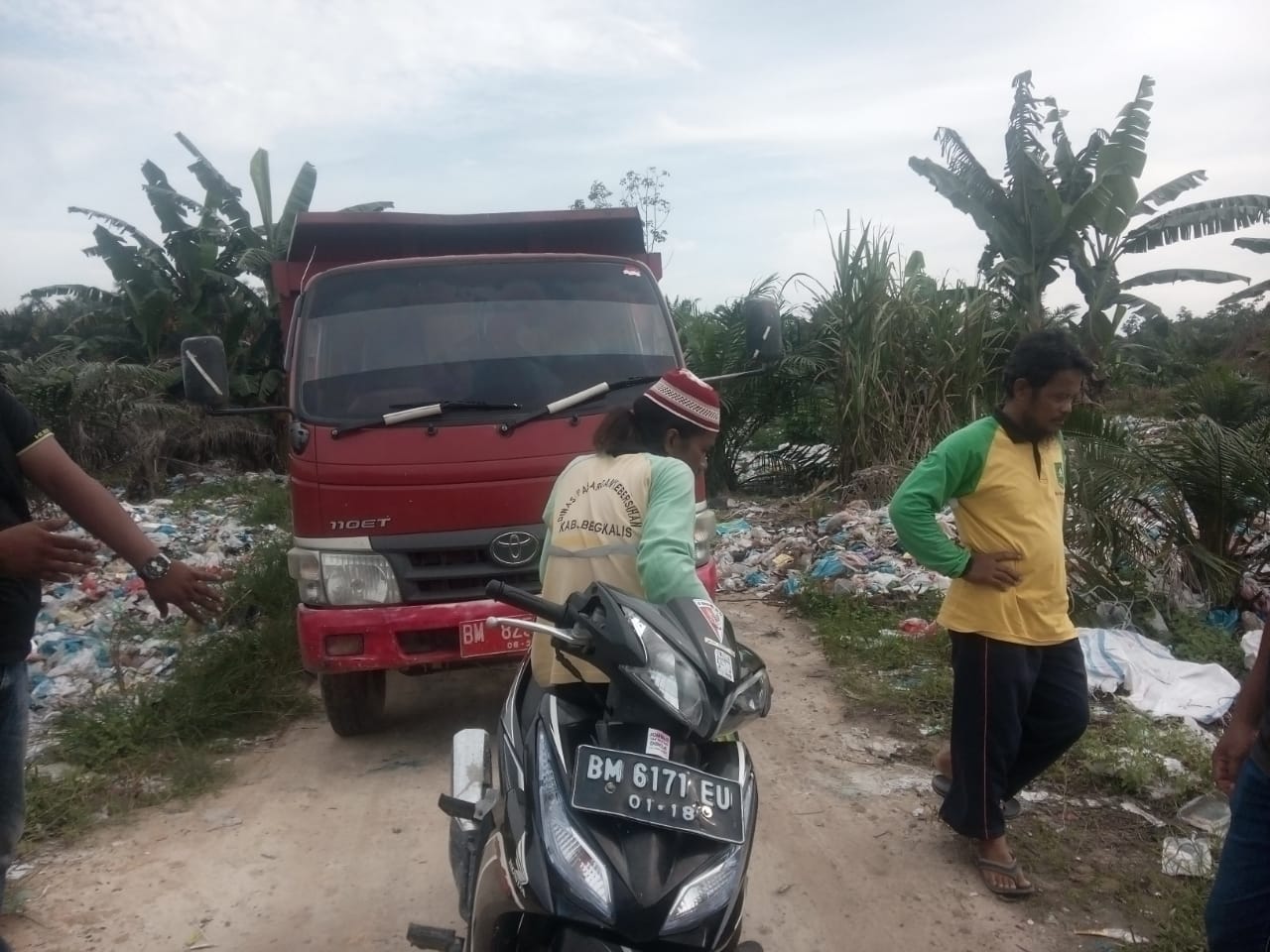 Aneh..Selama 6 Tahun Pemkab Bengkalis Ternyata Buang Sampah Ke Kebun Sawit 