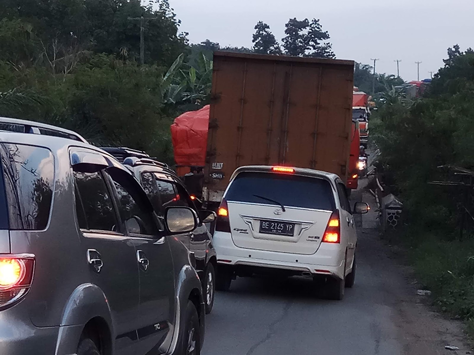 Gawat Pengemudi Terjebak Macet 6 Jam Di Bandar Jaya