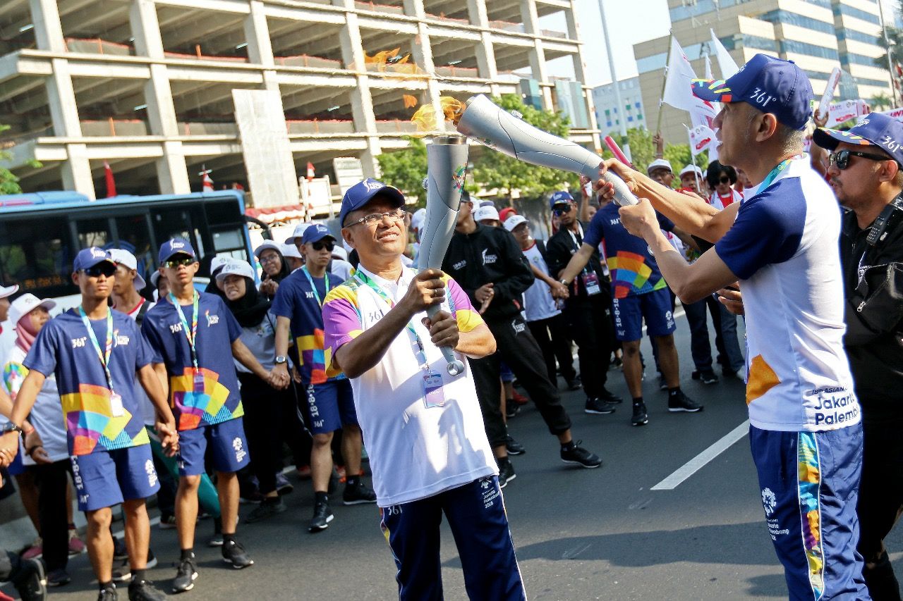 Meriahkan Asian Games, Managing Director Sinar Mas Berlari Arak Obor