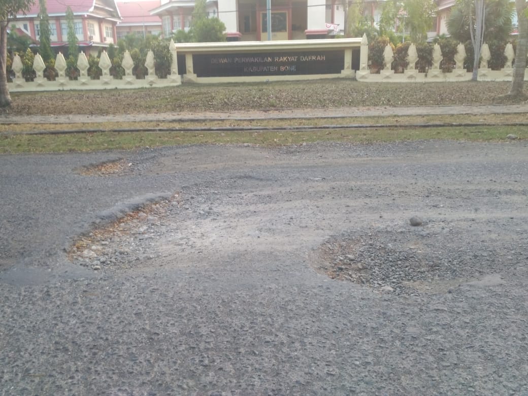 Jalanan Depan Kantor DPRD Bone Berlubang Dan Berdebu Sudah Banyak Telan Korban 