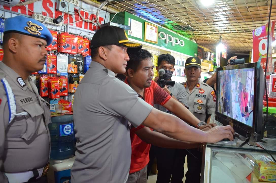 Cek TKP Curas, Kapolres Periksa CCTV Toko HP