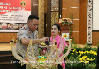 Polwan Berprestasi Terima Hadiah Dari Kapoldasu di Acara HUT Polwan ke 69