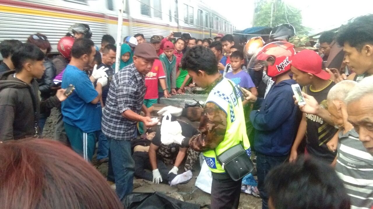 PENGEMUDI GRAB TEWAS TERTABRAK KERETA API, SAAT HENDAK MELIHAT LAKALANTAS DI UNDER PASS BOGOR