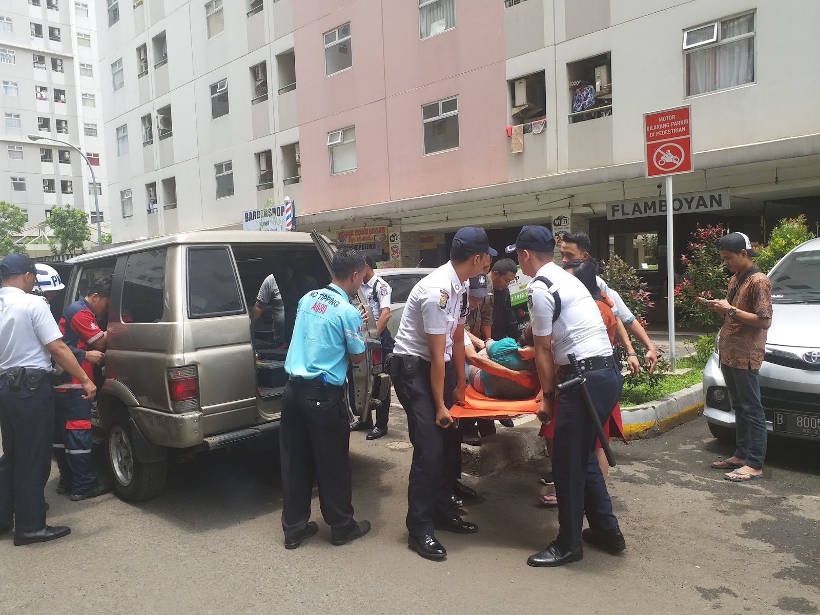 Apartemen kalibata city Tidak punya Ambulan , Wanita Patah Tulang ini terkapar hampir 40 menit