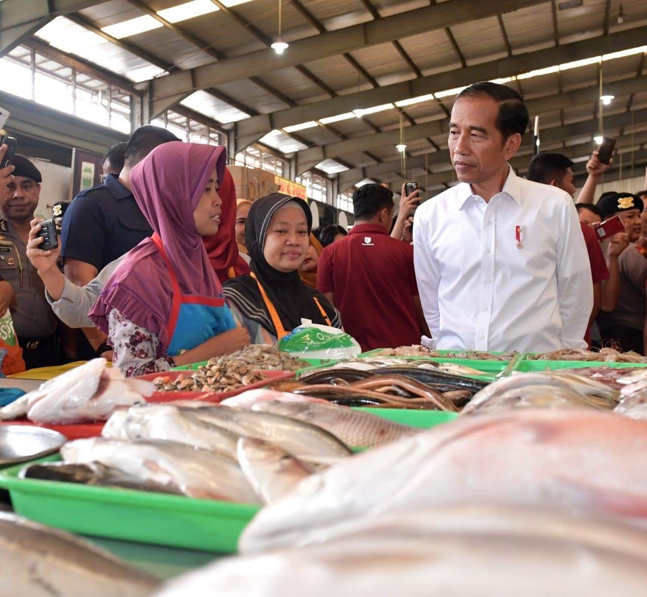 Tinjau Pasar Modern Bintaro Jaya, Presiden Jokowi Pastikan Harga Stabil