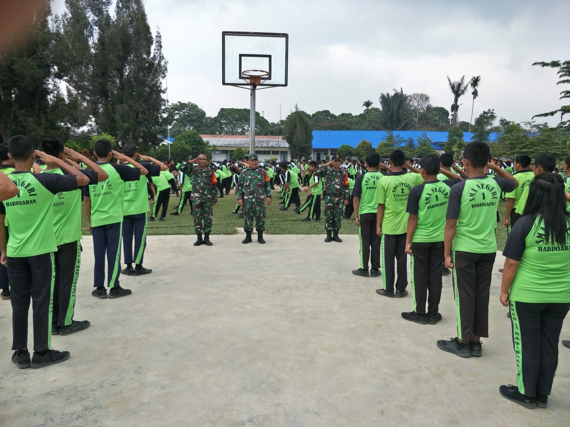 Koramil 15/Habinsaran Latih Mental, Disiplin Anak Didik SMAN 1 Habinsaran
