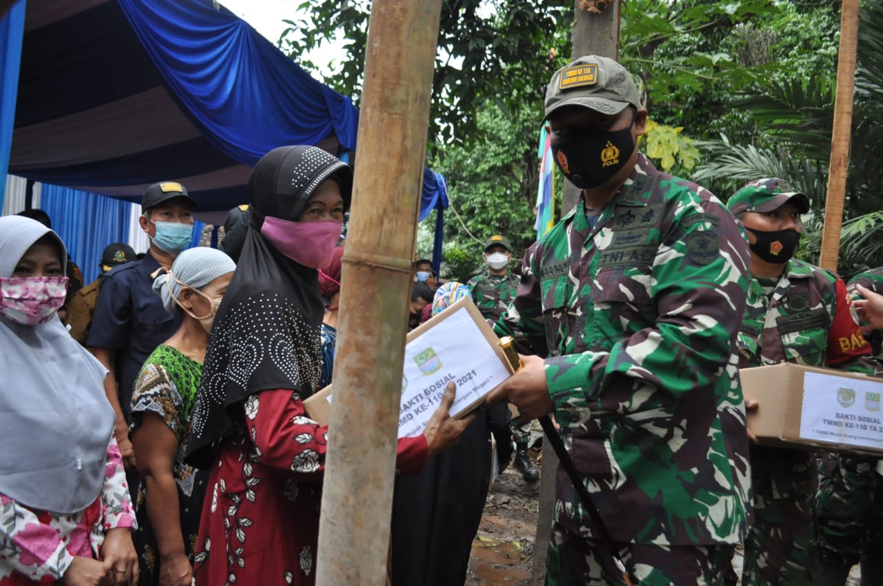 Dandim 0509/Kab Bekasi Berikan Paket Bansos Kepada Warga Jompo
