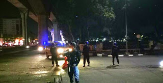 2 Polisi Anggota Brimob Di Tusuk Pelakunya ikut salat Isya di Masjid.