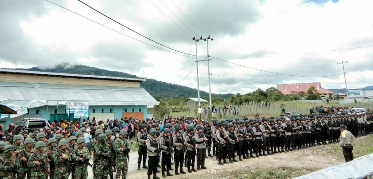 Polri TNI Banjiri Sekitaran Kantor KPU Deiyai Demi Menjaga Keamanan Agenda Nasional