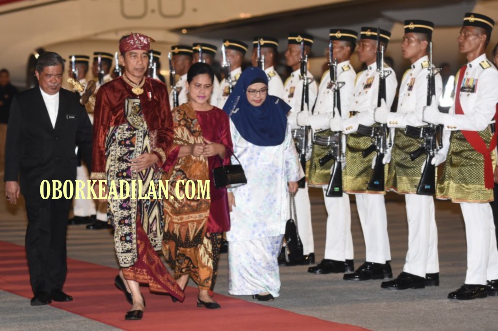 Usai Hadiri Kongres PDIP, Masih Berbusana Bali Presiden Jokowi Tiba di Kuala Lumpur