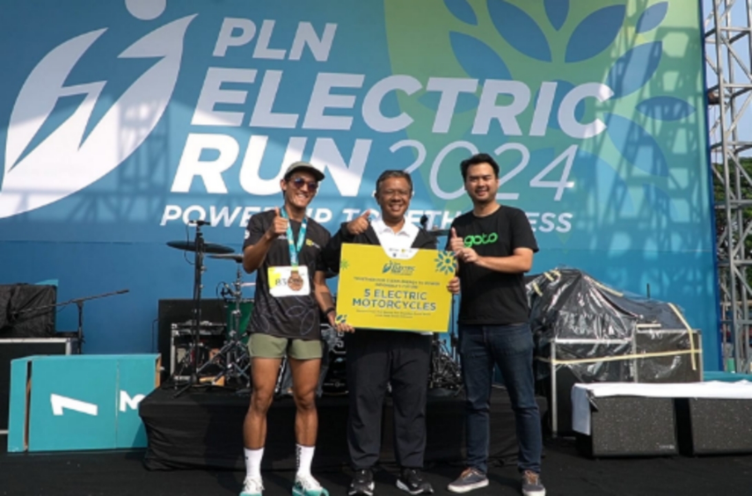 PT PLN (Persero) Hibahkan Motor listrik Buat 5 Driver Ojol Prasejahtera Di Ajang PLN Electric Run 2024