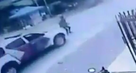 MOBIL DINAS POLISI SENGAJA MENABRAK AMRIL LALU DI DOR HINGGA AKHIRNYA MENINGGAL