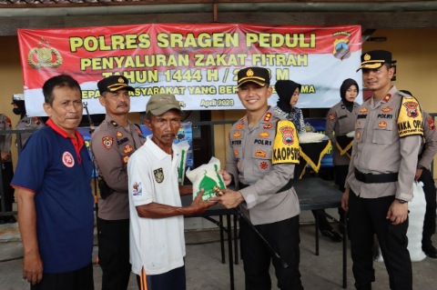 Polres Sragen Salurkan 1.049 Zakat Fitrah Lebaran 1444 H, Simbolis Diterima Paguyuban Becak Kayuh Sukowati dari Kapolres