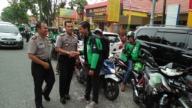 Wakapolresta Pekanbaru Melepas Jenazah Korban Supir Go car dari RS Bhayangkara.
