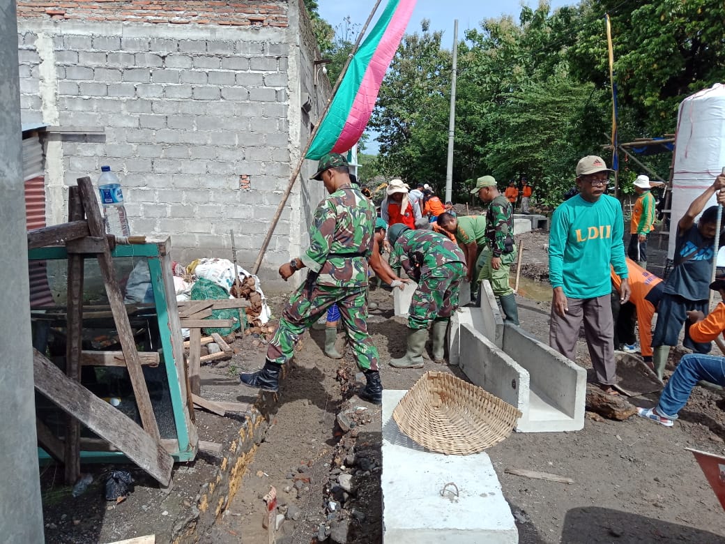 TNI/Polri bersama Warga Mojosongo Bersinergi Dalam Kerja Bakti di TMMD Sengkuyung I TA. Kodim 0735/Ska