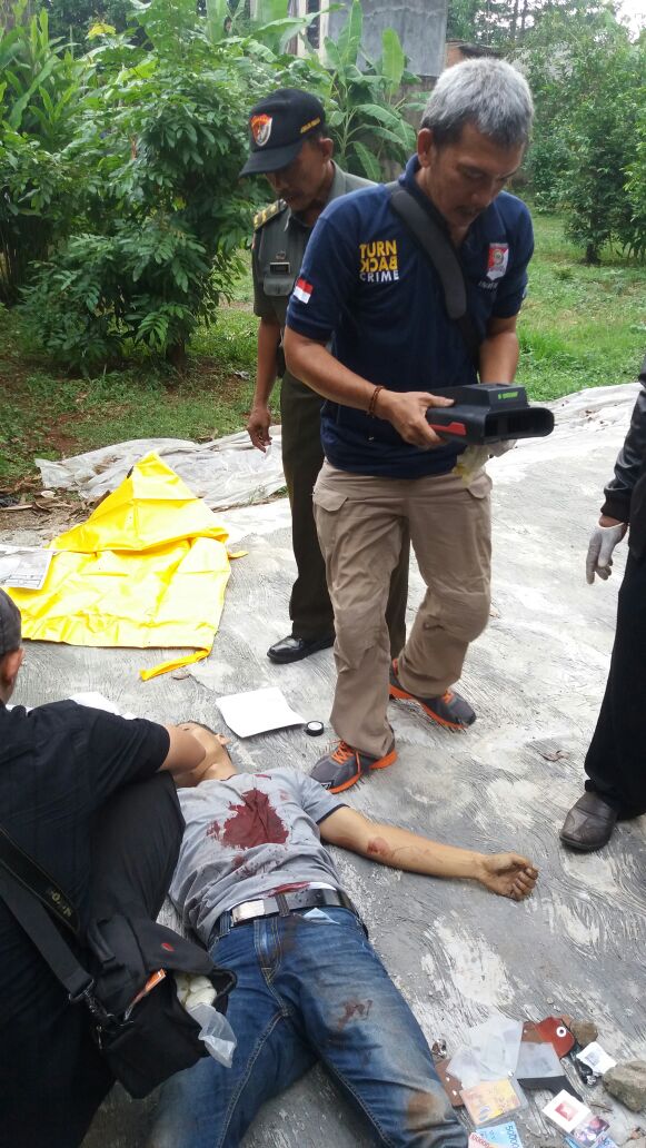 DOR...DOR...DOR...!  BAKU TEMBAK POLISI VS BEGAL DI DEPOK, SATU TEWAS TERKAPAR