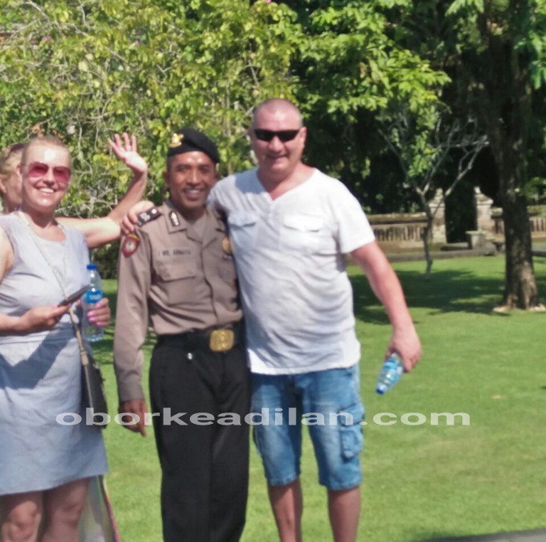 Bermodalkan Kemampuan Bahasa Asing,Komunikasi Petugas Kepolisian Dan Wisatawan Terjalin Dengan Erat.