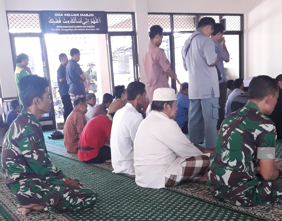 Kapten Inf Tri Sakti Safari Sholat Jum`at di Masjid Anni'mah