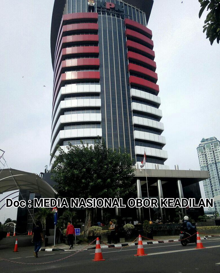 BUPATI SUBANG DI RINGKUS KPK BERSAMA 6 TERDUGA GEROMBOLAN KORUPTOR LAINNYA.