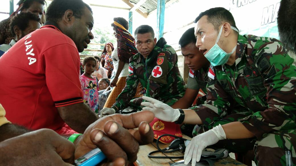 Dalam Rangka Hari Keluarga Nasional, Satgas Yonif Para Raider 501 Kostrad Gelar Acara Pengobatan Gratis