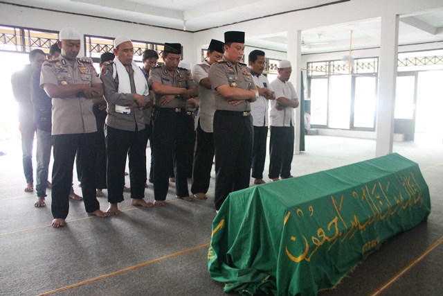 DIDUGA SERANGAN JANTUNG, SEORANG LAKI-LAKI TERBUJUR KAKU DI DEPAN KANTOR KPPN BOGOR 