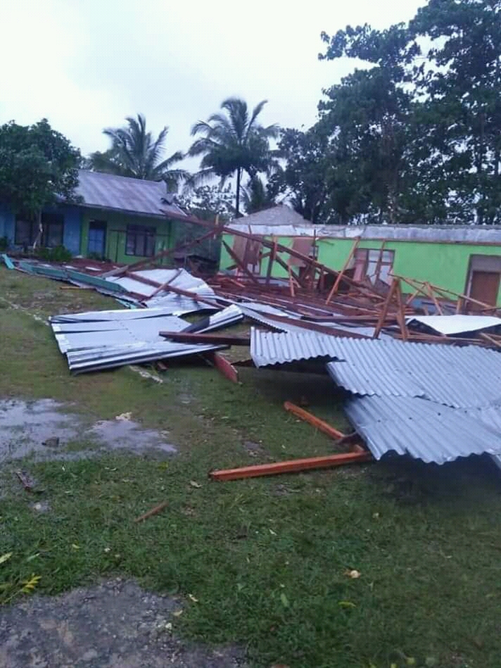 HUJAN DERAS DISERTAI ANGIN KENCANG AMBURAKAN BEBERAPA SEKOLAH DI SUMBA BARAT DAYA