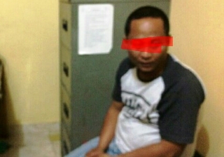 SALAH SATU OKNUM PNS DI CIDUK DI RUMAHNYA SEDANG MEMAKAI SABU-SABU