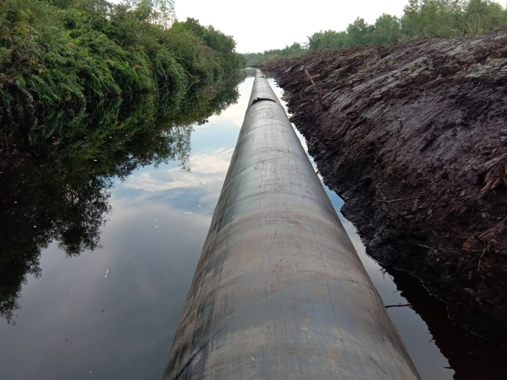 Ada Pipa Siluman Tersambung Panjang Di Atas Sungai Aliran Air