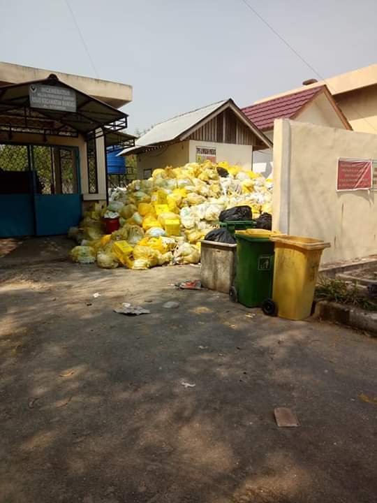 Gundukan Sampah RSUD Duri Tebar Aroma Busuk Pasien Puyeng Akibat udara Tak Steril.