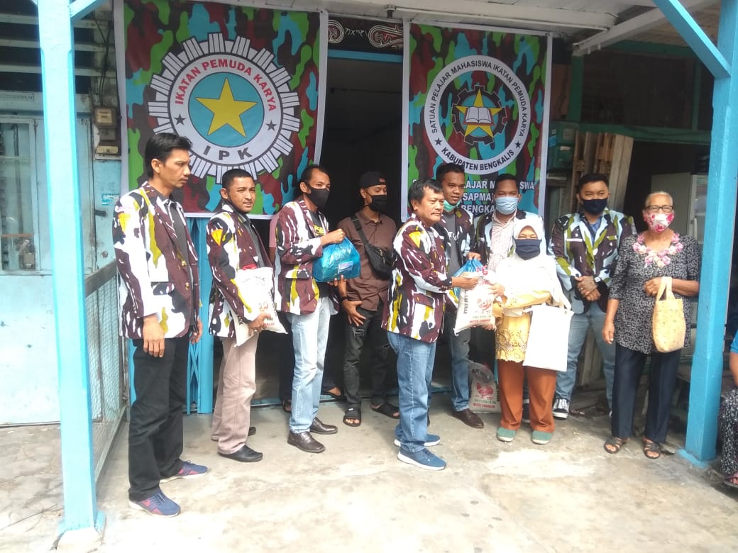 Peduli Sesama, SAPMA IPK Kabupaten Bengkalis Salurkan Paket Sembako Untuk Lansia.