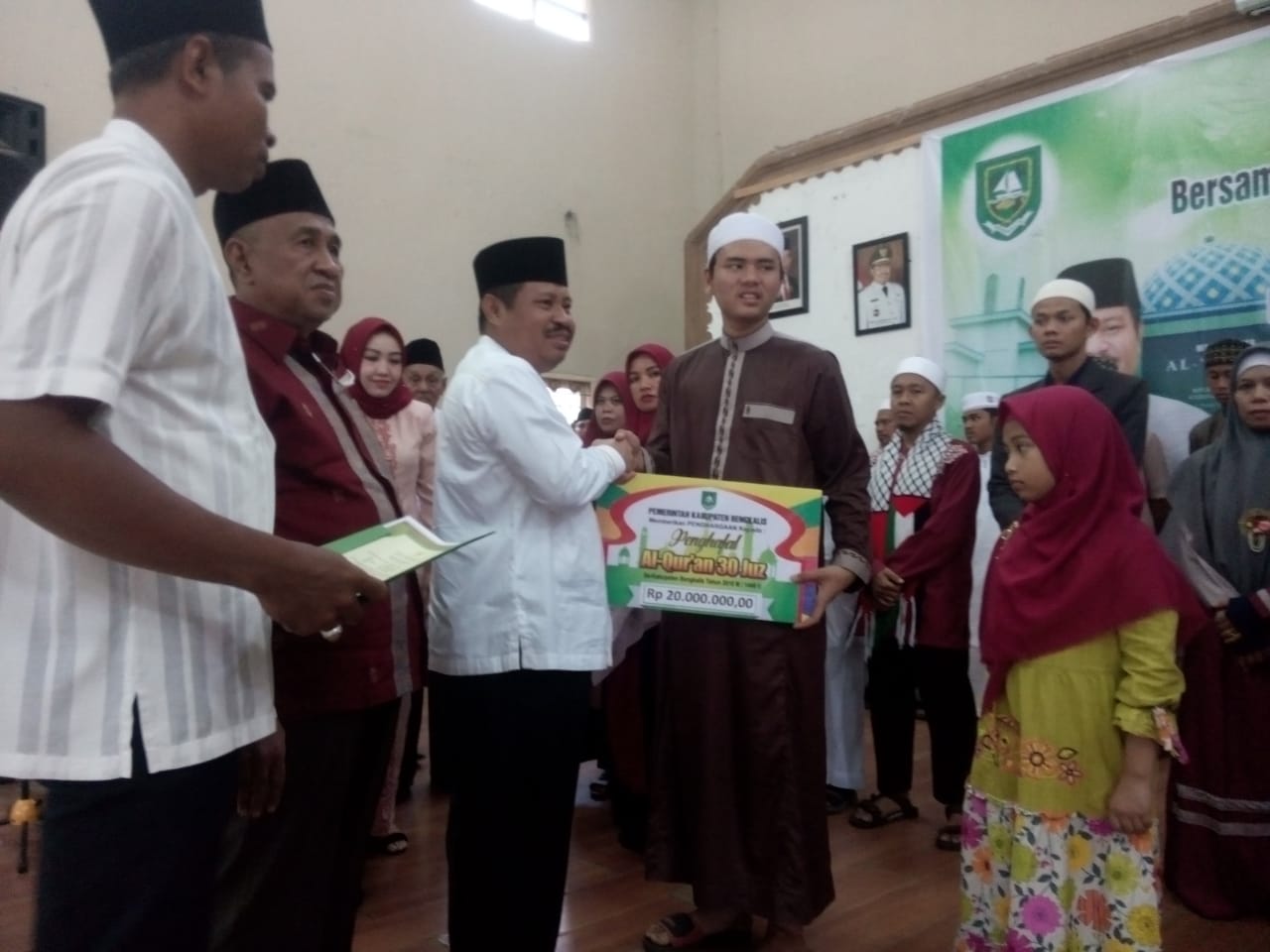 Bupati Bengkalis Beri Penghargaan, Bonus Buat Penghafal Al-Quran 30 Jus Beserta Qori Dan Qoriah Terbaik 