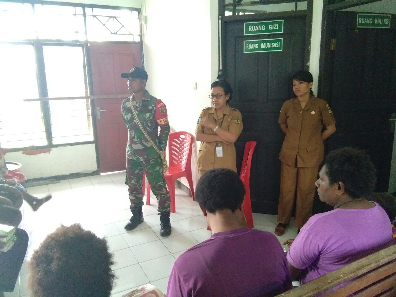 Babinsa Koramil 1710-07/Mapurujaya Dampingi Warga Kampung Tipuka Dalam Pemeriksaan Kesehatan Di Pustu 