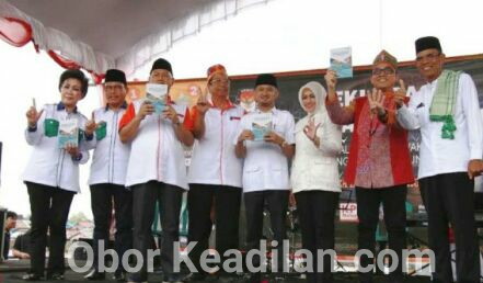 EMPAT PALSON MENDAPAT BUKU RPJMD DARI WALI KOTA PALANGKA RAYA