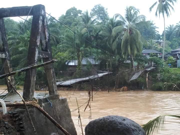 Jembatan Di Kabupaten Madina Sebagai Jalur Transportasi Terputus Akibat Meluapnya Banjir 