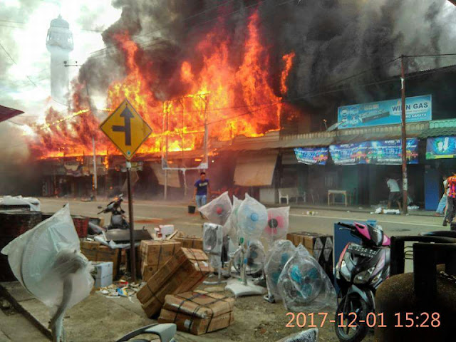 SEBUAH PASAR DI LALAP SI JAGO MERAH, PULUHAN RUKO HANGUS TERBAKAR DI ACEH SELATAN