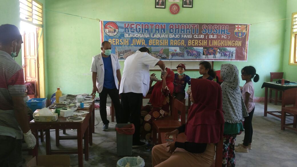 BLAUGRANA LABUAN BAJO (BLB-FC), ADAKAN BAKSOS DAN PERIKSA GIGI DI PULAU MESSA -NTT