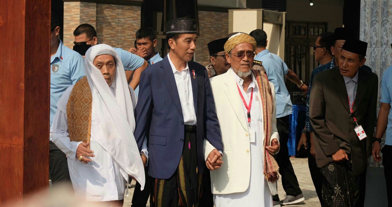 Ke Ponpes di Gresik, Jokowi Gandeng Tangan KH Masbuhin Faqih.